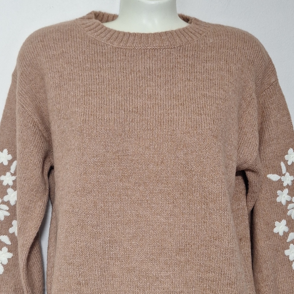 Francesca's Carry Sweater with White Floral Details - Picture 4 of 10